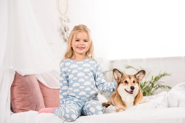 Criança Sorridente Feliz Pijama Sentado Com Cachorro Corgi Cama — Fotografia de Stock