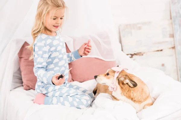 Schattig Kind Met Lipgloss Corgi Hond Kijken Met Roze Accessoires — Gratis stockfoto