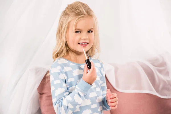 Adorable Niño Sosteniendo Brillo Labios Mirando Cámara — Foto de Stock