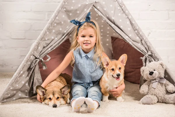 Bonito Criança Olhando Para Câmera Abraçando Galês Corgi Cães Wigwam — Fotografia de Stock