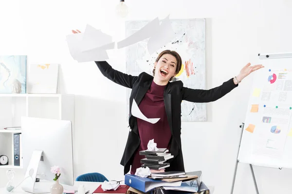 Feliz Atractiva Mujer Negocios Vomitando Documentos Oficina — Foto de Stock