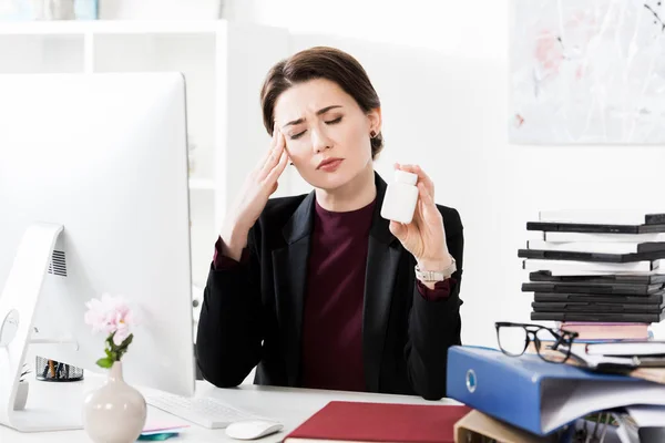 Attraktive Geschäftsfrau Mit Kopfschmerzen Und Fläschchen Mit Pillen Büro — Stockfoto