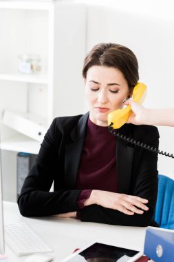 ofiste sarı sabit telefonla konuşurken ekşitmeden işkadını