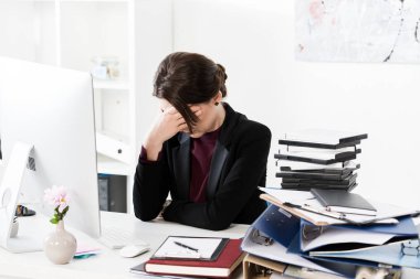 üzgün yorgun işkadını alın Office masada dokunmadan