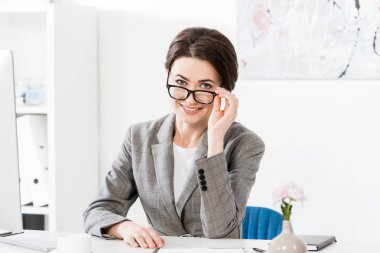 office kamerada gözlük bakarak çekici iş kadını gülümseyen