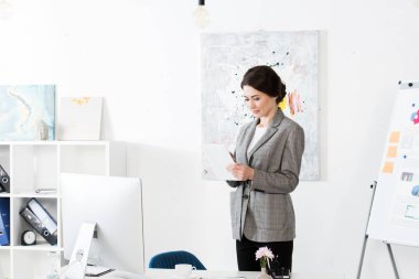 gri renkli çekici işkadını uygun Office ayakta ve kullanma tablet