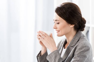 gri renkli çekici işkadını yan görünüm uygun Office içme kahve