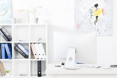 klasörler, bilgisayar ve boya iş ofiste tabloda raflar