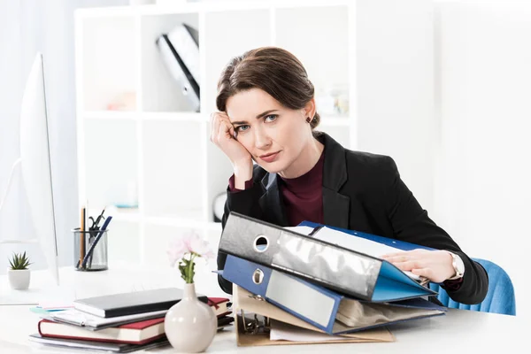 Triste Cansado Atractiva Mujer Negocios Mirando Cámara Mesa Oficina — Foto de Stock