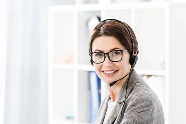Sonriente Operador Call Center Atractivo Gafas Auriculares Mirando Cámara Oficina — Foto de Stock