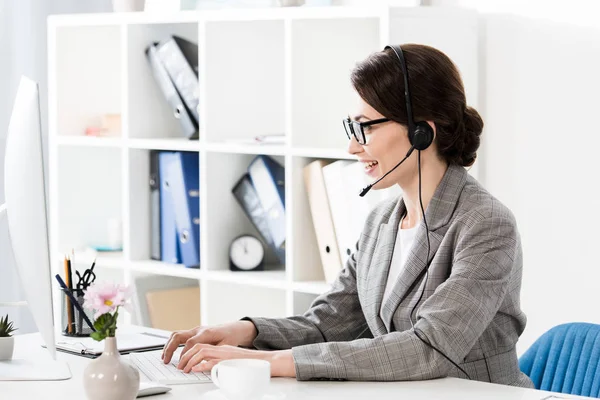 Side View Smiling Attractive Call Center Operator Glasses Headset Using — Stock Photo, Image