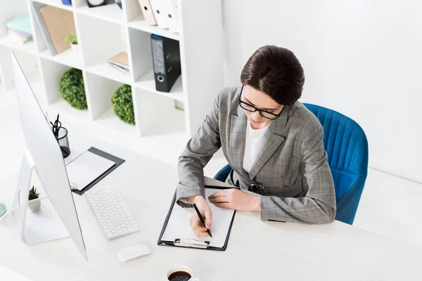 High Angle View Attractive Businesswoman Writing Something Clipboard Table Office — Stock Photo, Image
