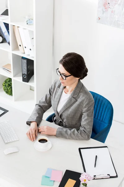 Vista Ángulo Alto Atractiva Mujer Negocios Mirando Mesa Oficina — Foto de Stock