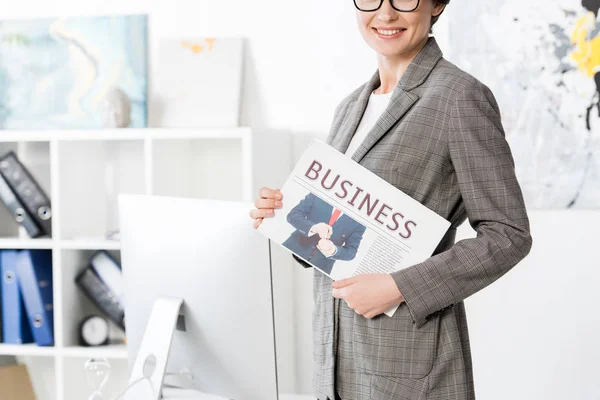 Imagen Recortada Mujer Negocios Sonriente Sosteniendo Periódico Oficina — Foto de Stock