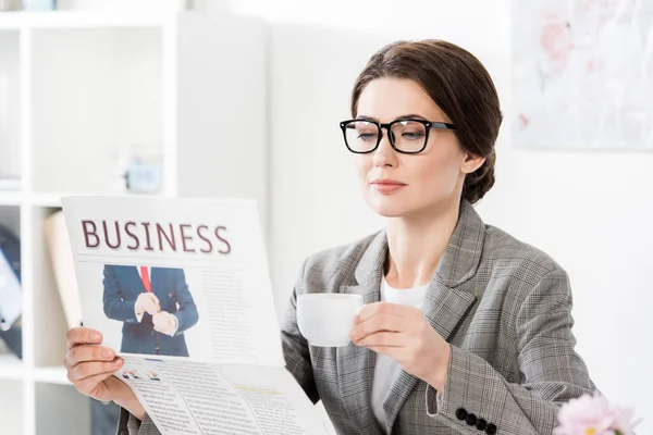 Atractiva Mujer Negocios Leyendo Periódico Sosteniendo Taza Café Oficina — Foto de Stock