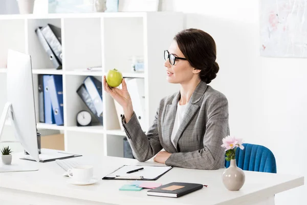 Atractiva Mujer Negocios Mirando Manzana Oficina —  Fotos de Stock