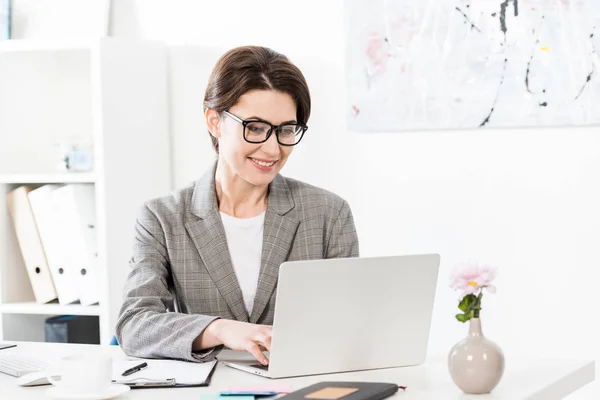 Sonriente Atractiva Mujer Negocios Usando Portátil Oficina — Foto de Stock