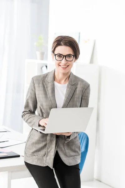 Lächelnde Attraktive Geschäftsfrau Mit Laptop Büro Und Blick Die Kamera — Stockfoto