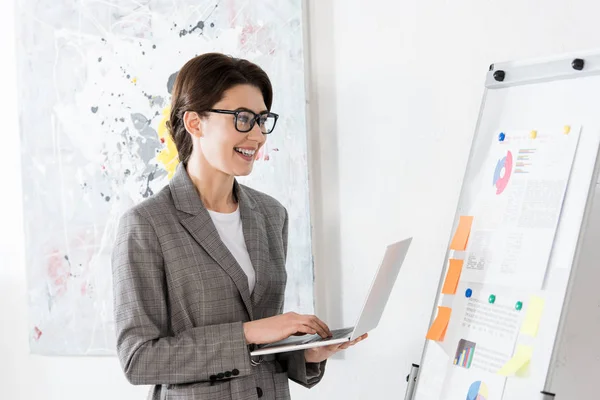 Smiling Attractive Businesswoman Using Laptop Looking Flipchart Office — Stock Photo, Image