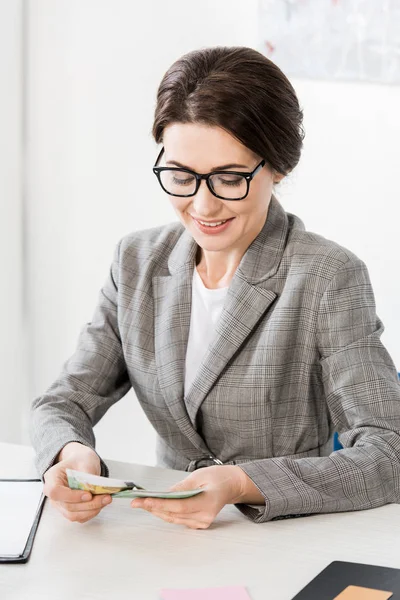 Aantrekkelijke Zakenvrouw Kijken Naar Euro Bankbiljetten Kantoor — Stockfoto