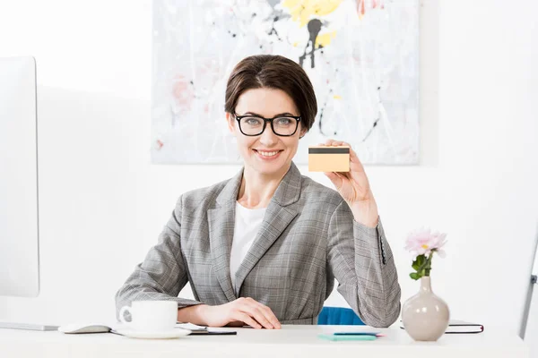 Smiling Attractive Businesswoman Showing Credit Card Looking Camera Office — Stock Photo, Image