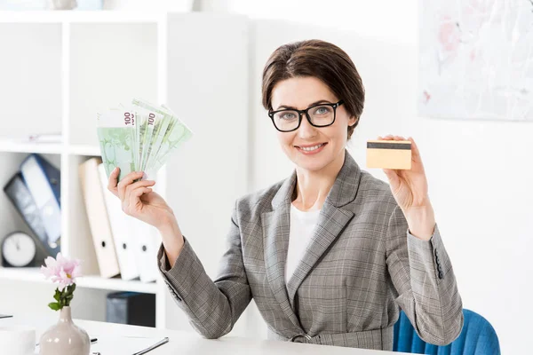 Mulher Negócios Atraente Que Mostra Notas Euro Cartão Crédito Escritório — Fotografia de Stock