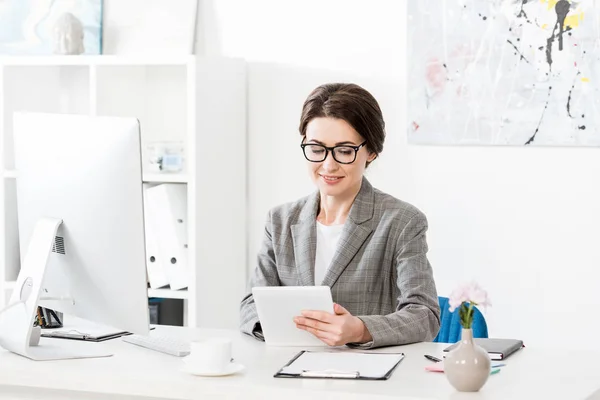 Alegre Atractiva Empresaria Traje Gris Usando Tableta Mesa Oficina — Foto de Stock