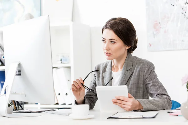 Vacker Affärskvinna Grå Kostym Holding Tablett Och Tittar Dator Office — Stockfoto