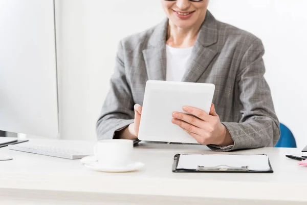 Imagen Recortada Mujer Negocios Traje Gris Usando Tableta Mesa Oficina — Foto de Stock