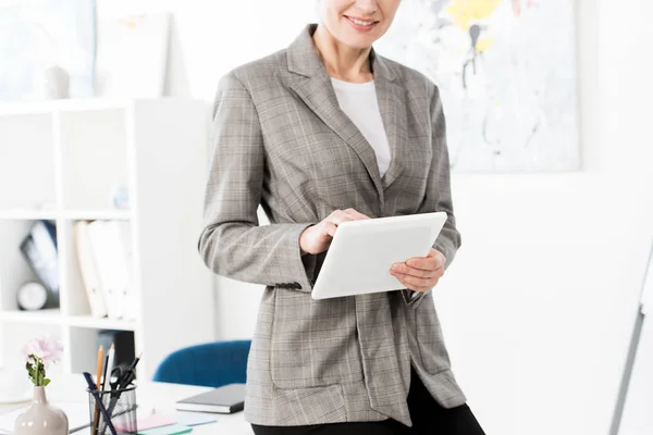 Imagen Recortada Mujer Negocios Traje Gris Que Sostiene Tableta Oficina —  Fotos de Stock