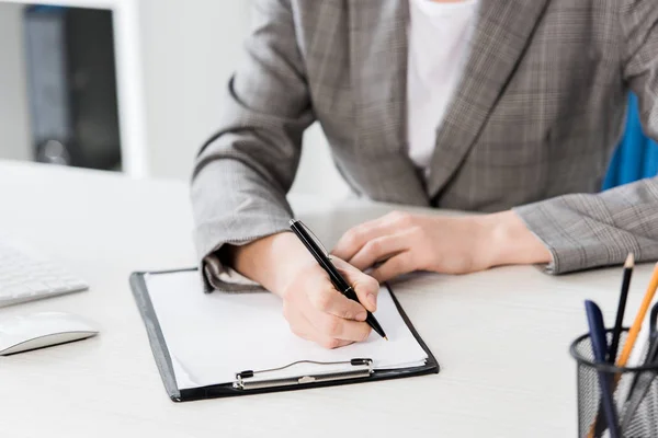 Imagen Recortada Mujer Negocios Traje Gris Escribiendo Algo Portapapeles Oficina — Foto de Stock