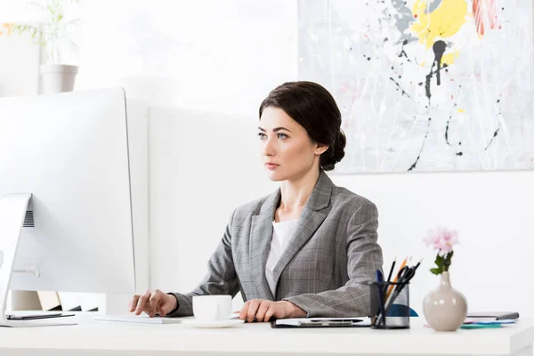 Ernstige Aantrekkelijke Zakenvrouw Grijs Pak Vergadering Met Behulp Van Computer — Stockfoto