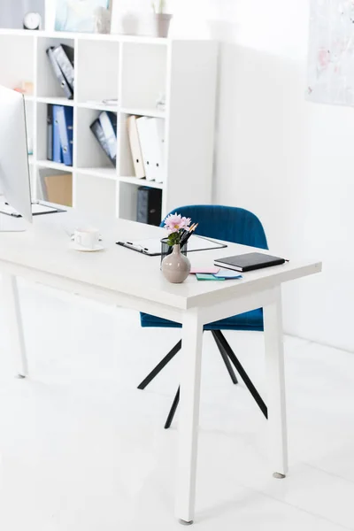 Tasse Kaffee Vase Und Klemmbrett Auf Dem Tisch Büro — Stockfoto