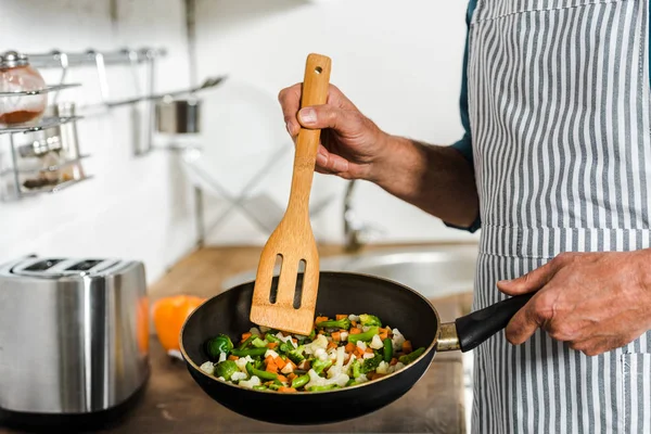 Bijgesneden Afbeelding Van Volwassen Man Frituren Groenten Koekenpan Keuken — Stockfoto
