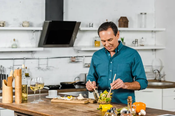 Bell Uomo Maturo Che Cucina Cucina — Foto Stock