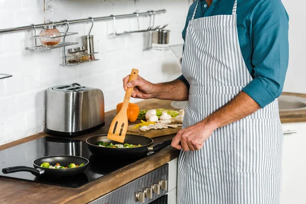 Обрезанный Образ Зрелого Человека Готовящего Овощи Сковороде Кухне — стоковое фото
