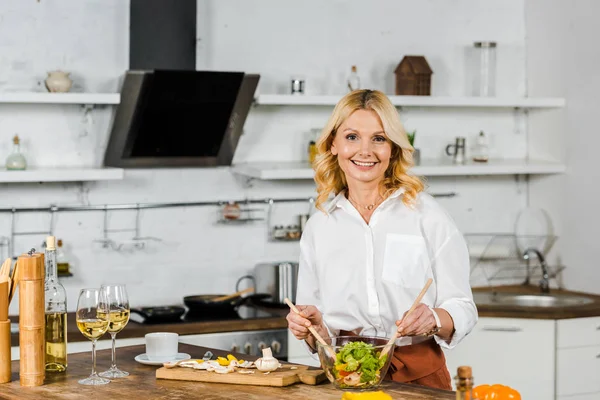 Vonzó Mosolygó Érett Keverés Salad Konyhában Látszó Fényképezőgép — Stock Fotó