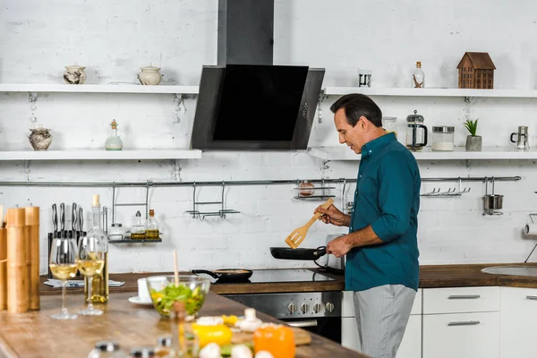 Zijaanzicht Van Knappe Volwassen Man Frituren Groenten Keuken — Stockfoto