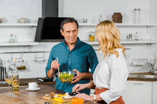 Mature Wife Husband Cooking Salad Together Kitchen — Stock Photo, Image