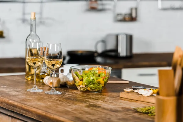 Ensalada Verduras Vasos Con Vino Blanco Mesa Cocina — Foto de Stock