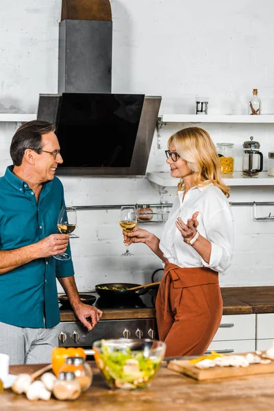 Esposa Madura Marido Sosteniendo Vasos Vino Mirándose Cocina —  Fotos de Stock