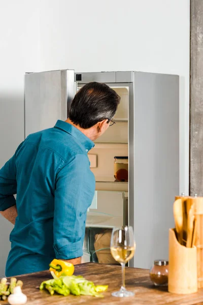 Achteraanzicht Van Volwassen Mens Zoek Naar Open Koelkast Keuken — Stockfoto