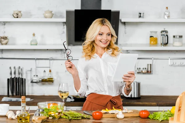 Sonriendo Hermosa Mujer Madura Utilizando Tableta Cocina —  Fotos de Stock