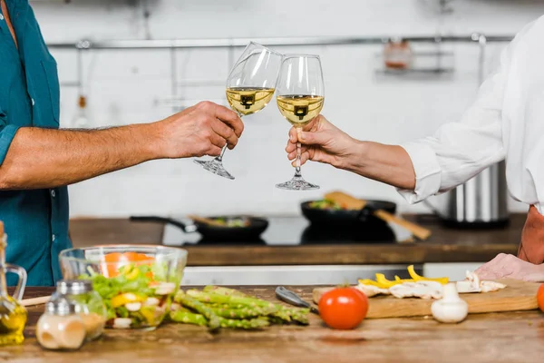 Immagine Ritagliata Moglie Marito Clinking Con Bicchieri Vino Cucina — Foto Stock