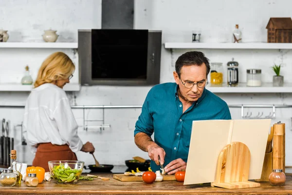 Mogna Par Matlagning Tillsammans Köket — Stockfoto