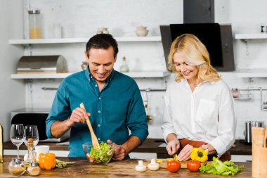 Olgun karı ve koca yemek mutfakta birlikte organik salata