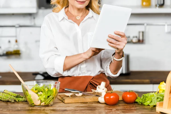 Cropped Image Mature Woman Reading Recipe Tablet Cooking Kitchen — Stock Photo, Image