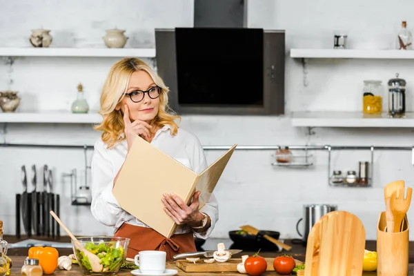 Mujer Madura Hermosa Pensativa Lectura Libro Recetas Para Cocinar Cocina — Foto de Stock