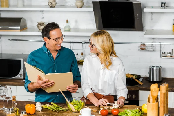 成熟した妻と夫のキッチンで料理と一緒に料理のハイアングル — ストック写真