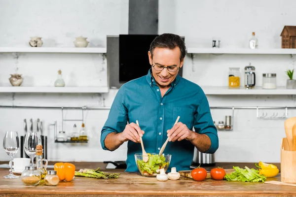 Bell Uomo Maturo Bicchieri Mescolando Insalata Ciotola Cucina — Foto Stock